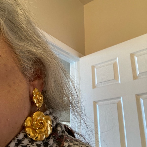 Pre-Loved Vintage CHANEL Gold Plated Clip-On Camellia Flower Dangle Earrings - Picture 5 of 5